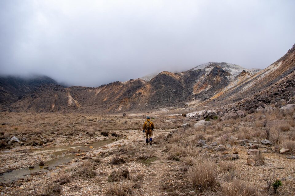 前方の雲が厚く、これは久住山まで行ってもずっとガスの中なのではという疑念が。（久住山は左手の向こうの方にある）