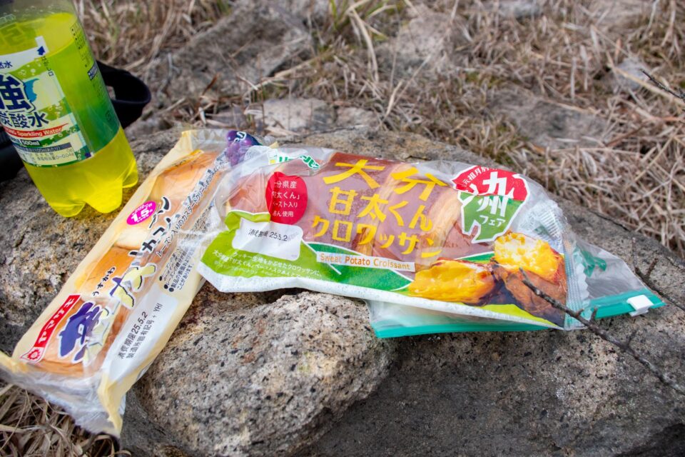 このあと、久住分かれというところまで岩場を登るので、エネルギーチャージ。というか朝ごはんパート２。山ではこういう防腐剤たっぷりな腐らないパンを食べがち😅大分甘太くんクロワッサンは九州限定なのか、見たことがないやつだったから買った。強炭酸水のペットボトルの中身は法華院温泉山荘の水（前夜に浄水済）にアミノバイタルのクエン酸チャージを溶かしたやつ。