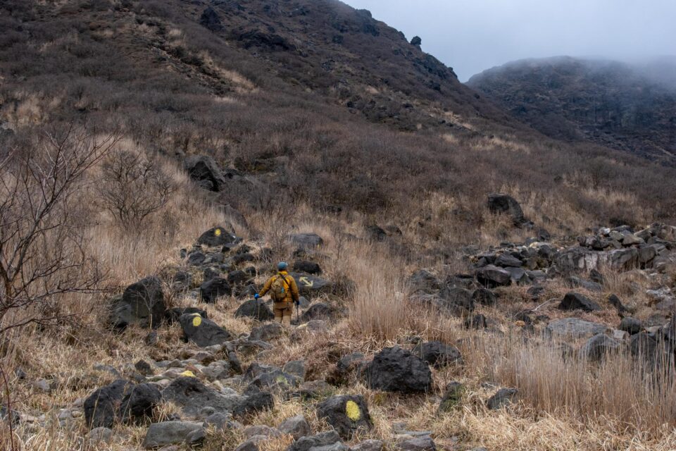 ここからはまた、黄色いマークを頼りに岩場攻略ゲームです