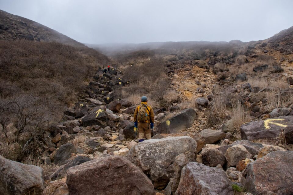 ここを登り切れば久住分かれ！稜線上がガスの中だなあ・・・