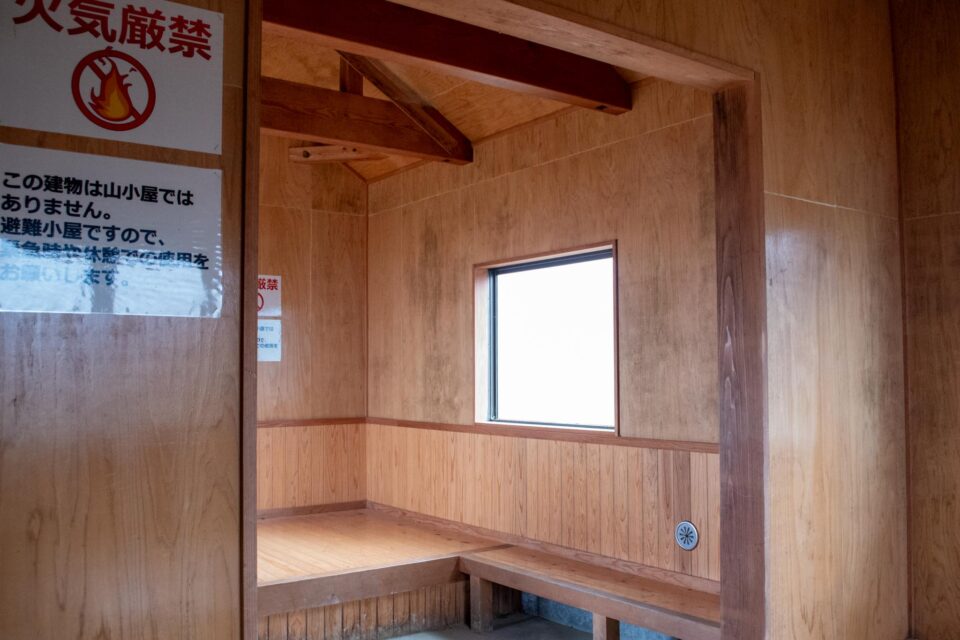 室内はとっても綺麗で暖かく、ほっとしました。次々と避難してくる人たちであっという間にいっぱいに。