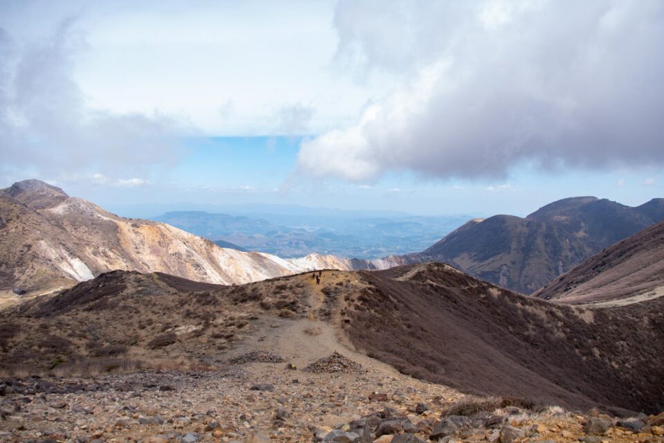 爆風のおかげで一気にガスが抜け始めたー！あっという間に周りの山々が見え始めましたー！わぁー！なんだこの展開！！
