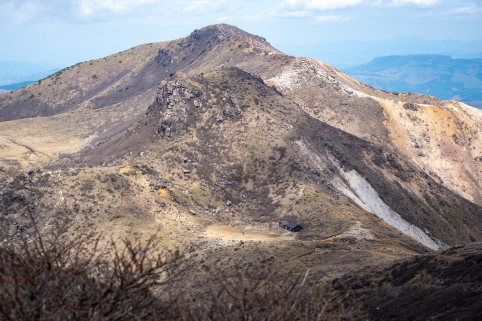 星生山と久住分かれ避難小屋。さっきまで居た避難小屋がハッキリ見えてるー！