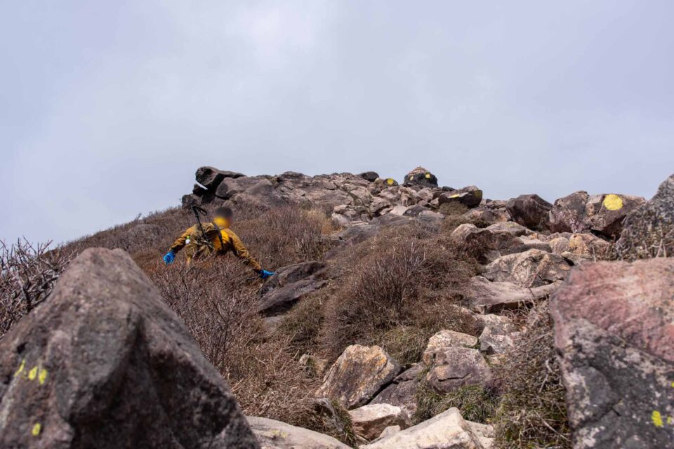 久住山は途中まで足をとられるザレザレな道、山頂に近づくと岩々。