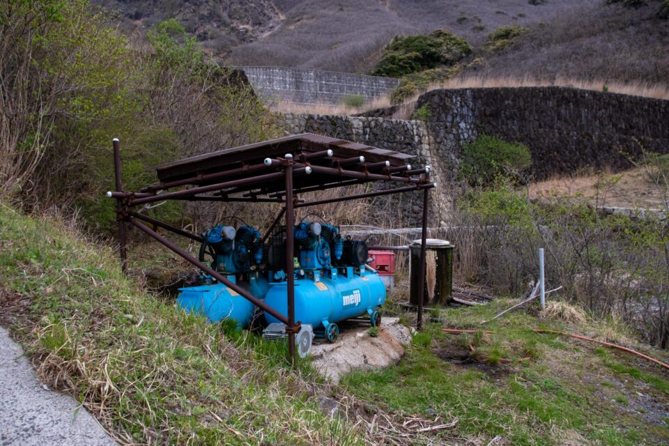 山荘の温泉用の設備かな？