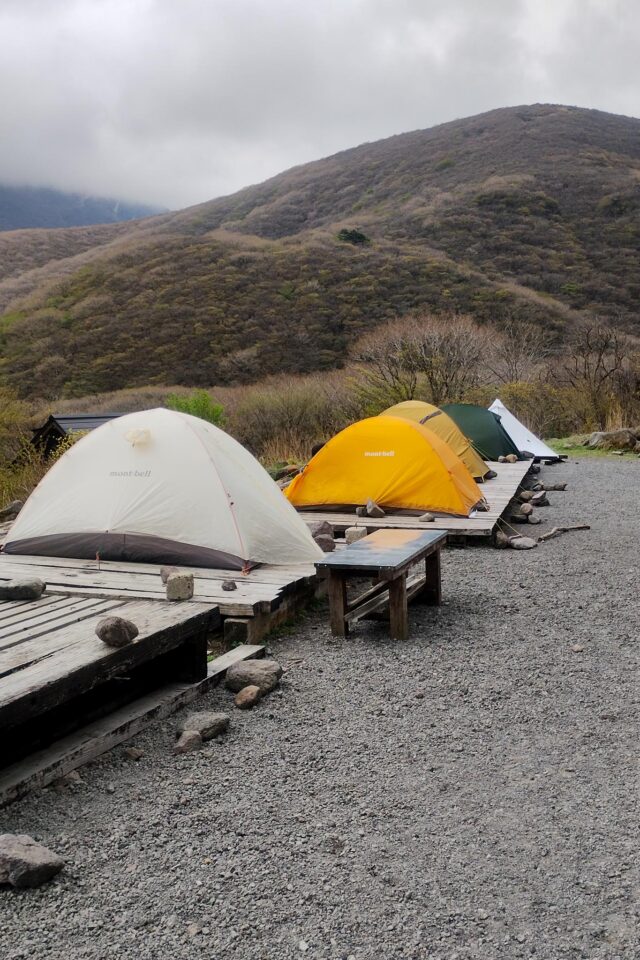 一旦テン場に戻ると周りのテントがほぼ入れ替わってた。温泉にはもう入っていたけど下山後すぐに入って汗だくの服をもう一度着ていたのでなんとなく気持ち悪く、着替えを持ってもう一度入りに行きました。温泉入り放題なのがいいよねー。