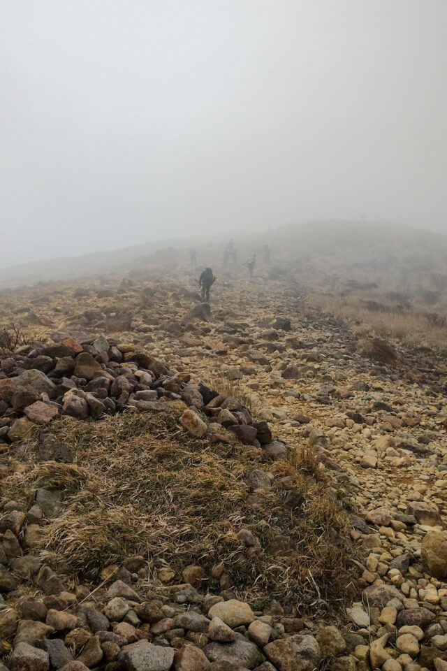 一歩進むのも大変なくらいの爆風の中登る。