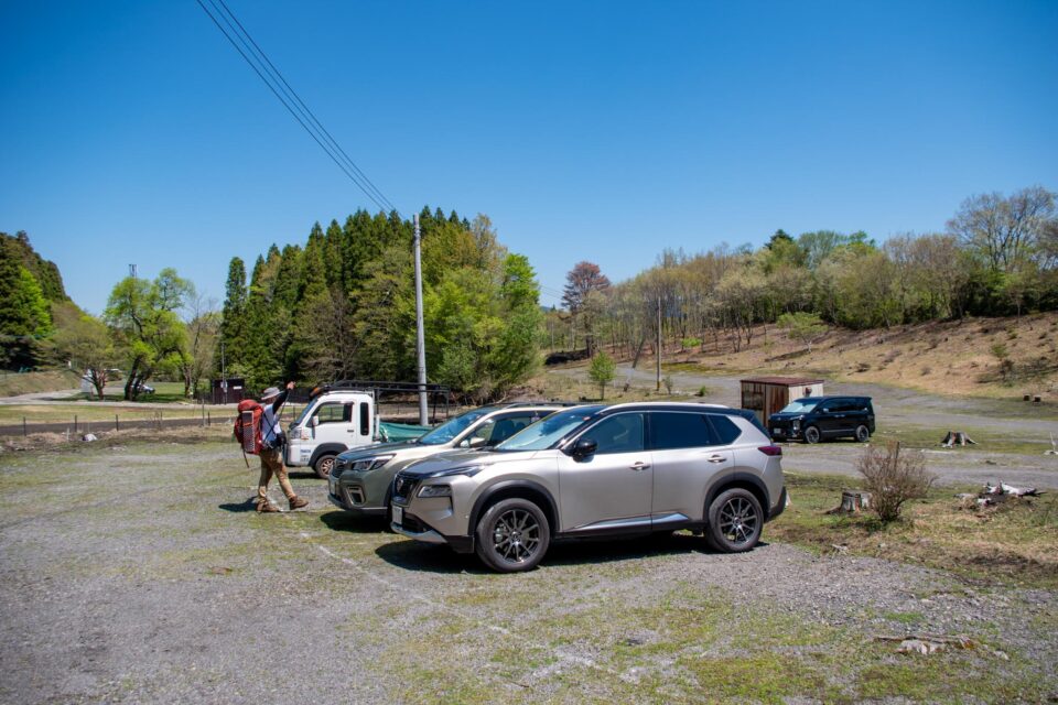 駐車場に到着。前年は大雨に打たれながら辿り着いた駐車場ですが、晴れていると随分と印象が違います。