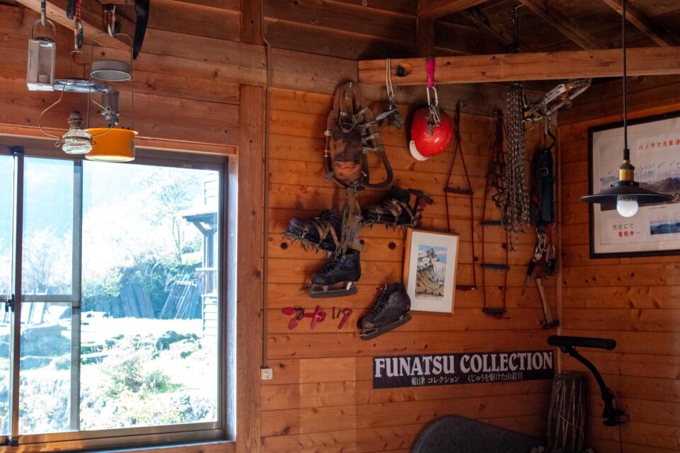 談話室には古い山道具が飾られている。