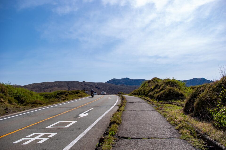 火口までの遊歩道から眺められる絶景を車で一瞬で通り抜けるのはもったいない気がしたので、歩いて行くことにした。
