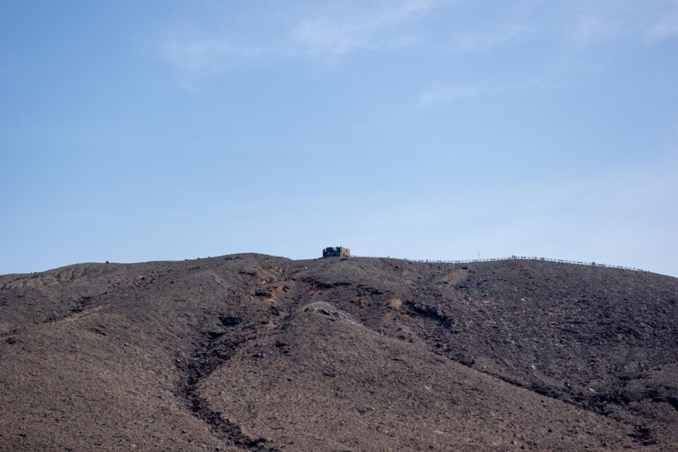 稜線に見える建物は、噴火時のシェルター