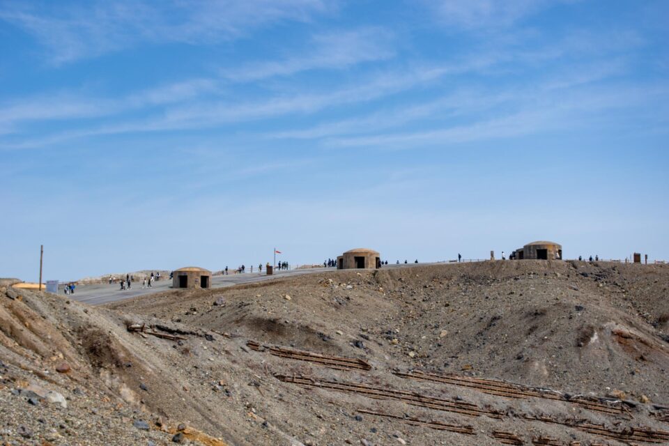 火口に近づいてきました。シェルターがたくさん！