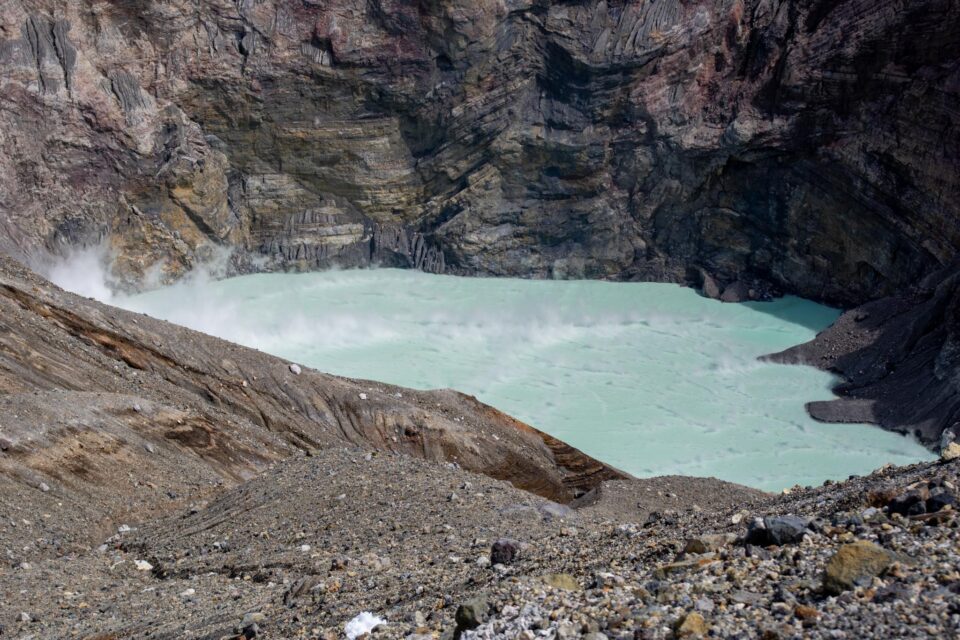 思ってたんと違う・・・とは内心思いましたが、それでもやはり現在進行形で生きている火口は初めて見たので感動しました。
