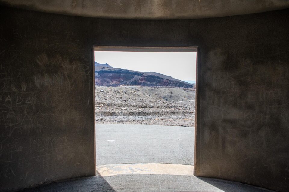 入ってみました（これ、入り口から噴煙とか噴石とか入って来ないのかな）