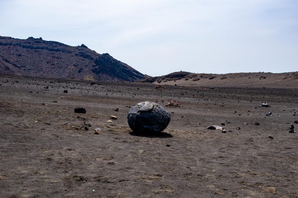 この球体は噴石？