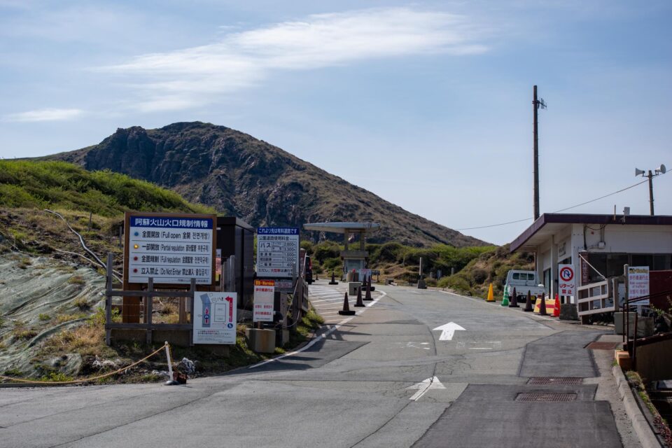 車で向かう人はこのゲートから。（有料）